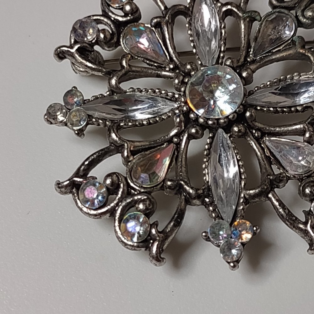 Pretty Vintage Metal And Plastic Brooch - Picture 6 of 11